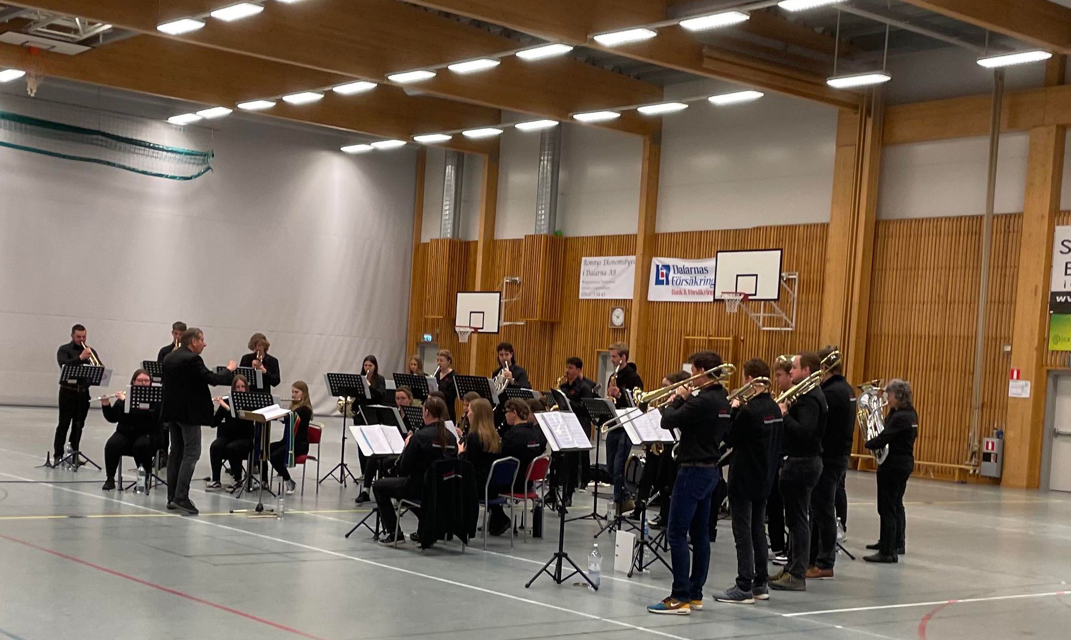 Fler människor som spelar blåsinstrument