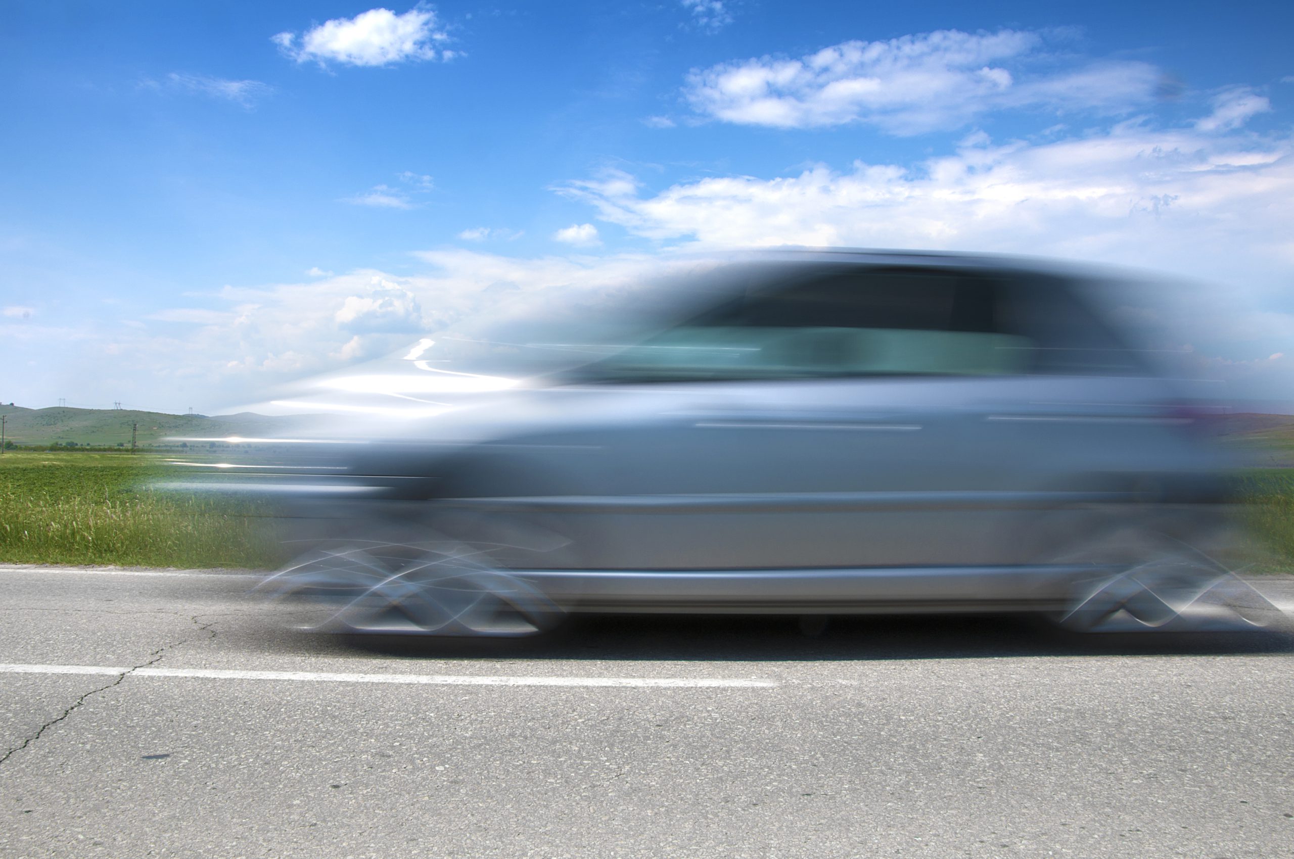 Bil på en landsväg