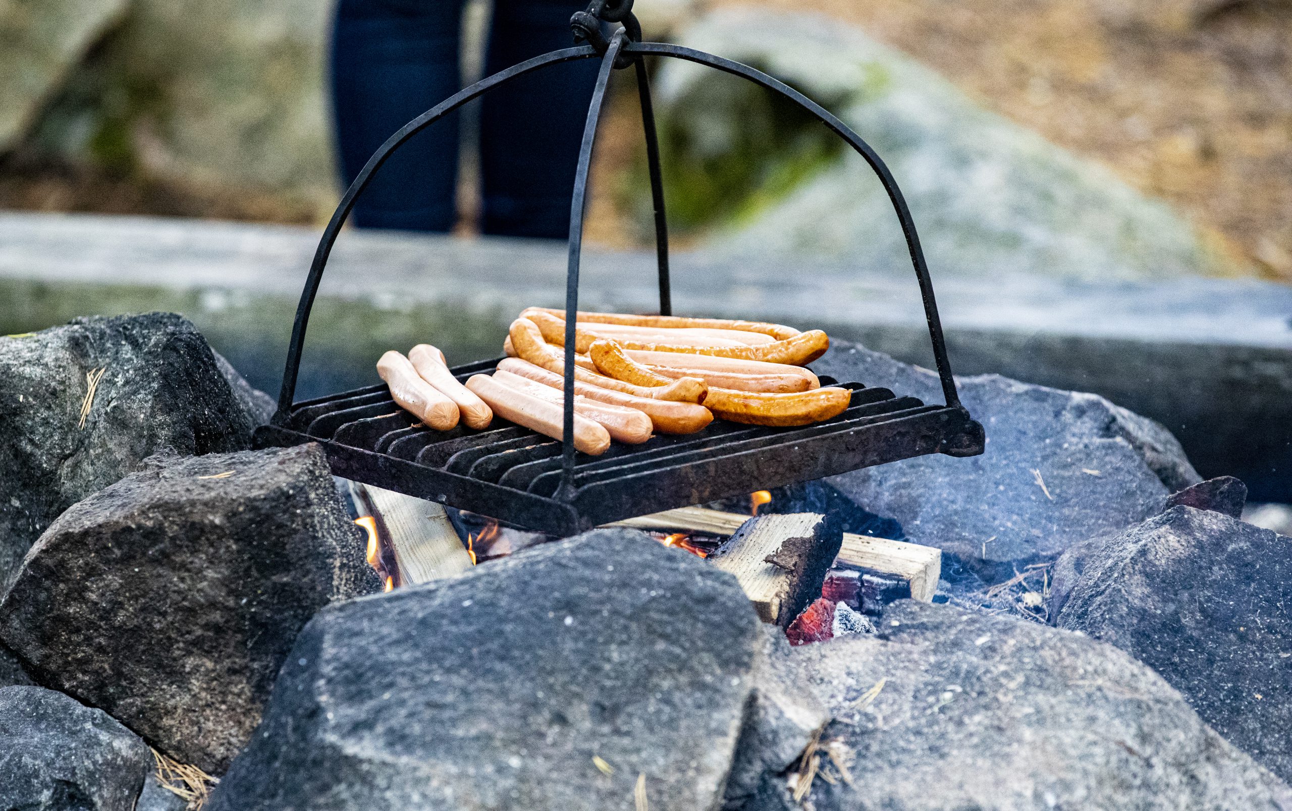 Eld utomhus och grillgaller med korv