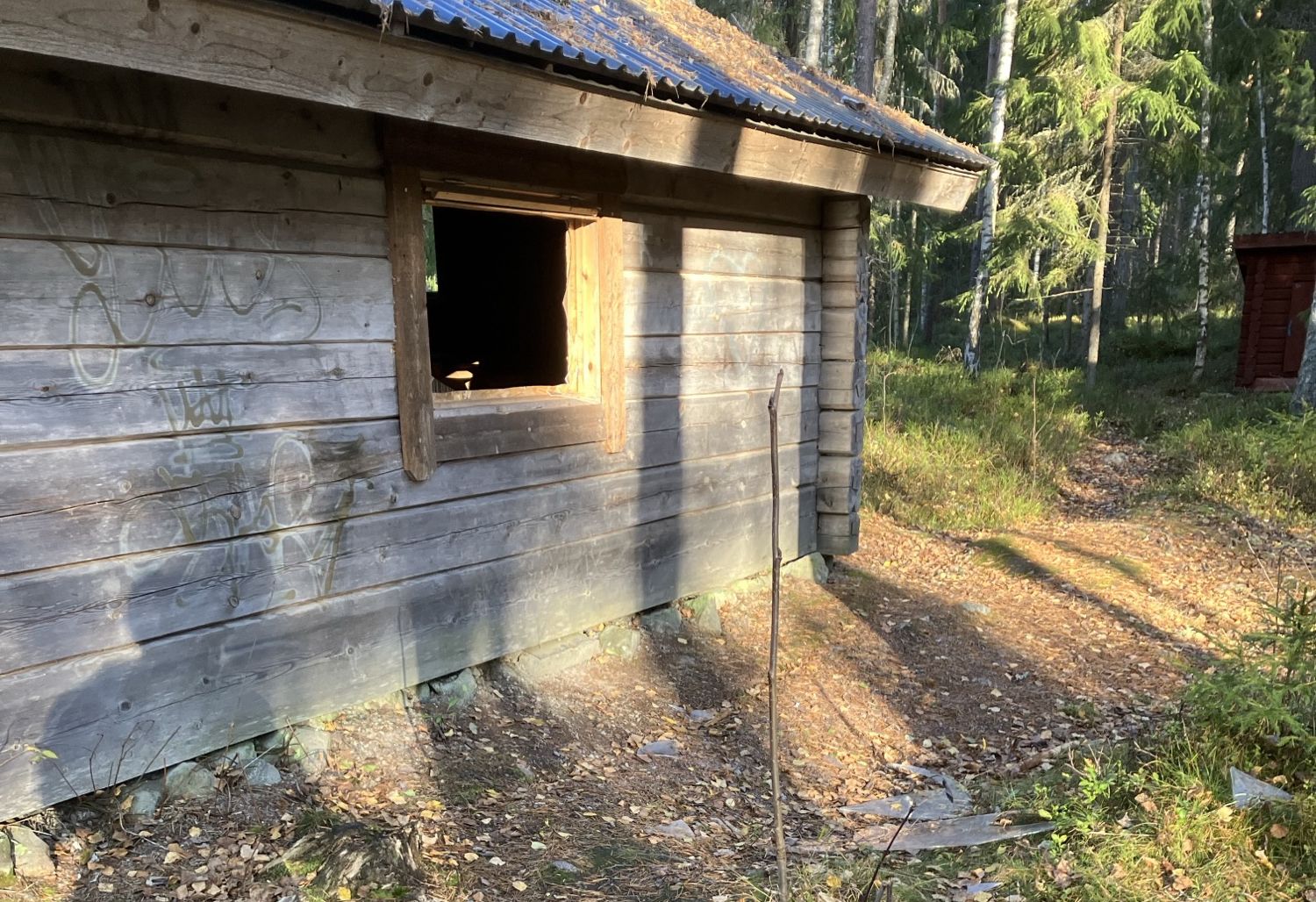 Hus med trasigt fönster