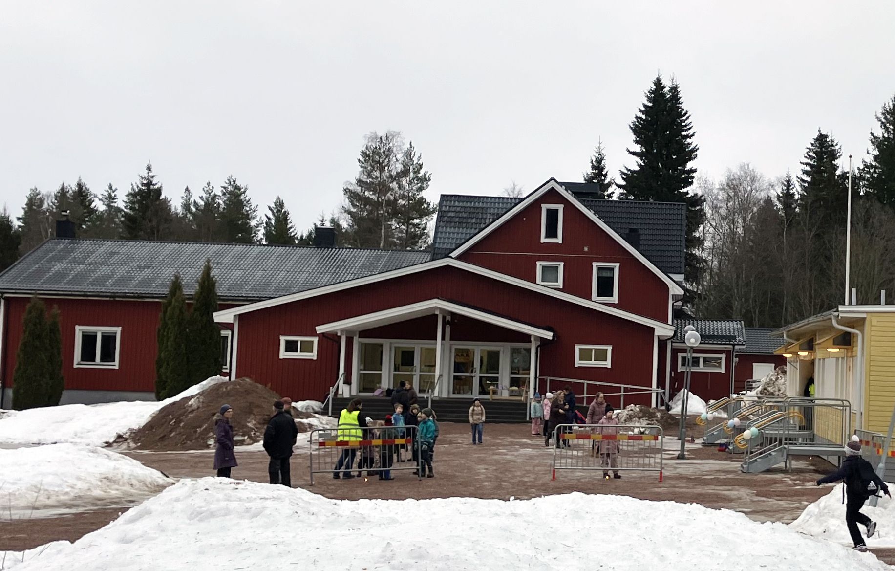 Byggnad med flera personer framför
