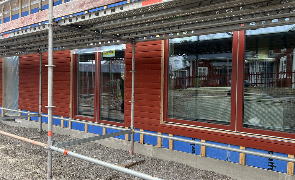 Två fönster på en byggnad
